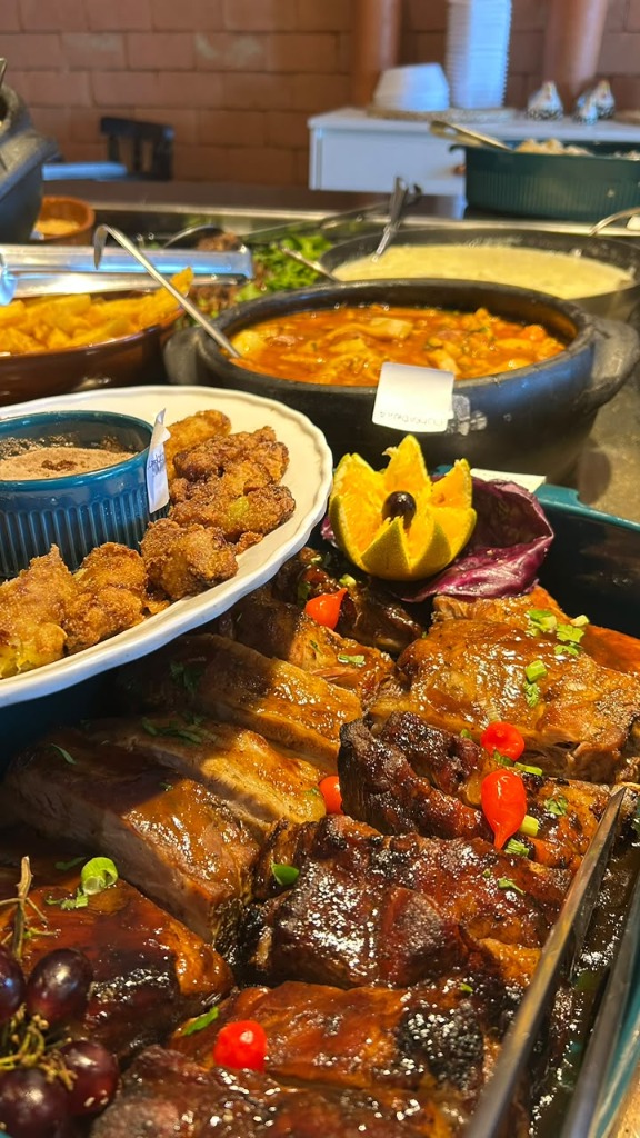 Buffet self-service no fogão à lenha com carnes e pratos quentes do Costa Grill